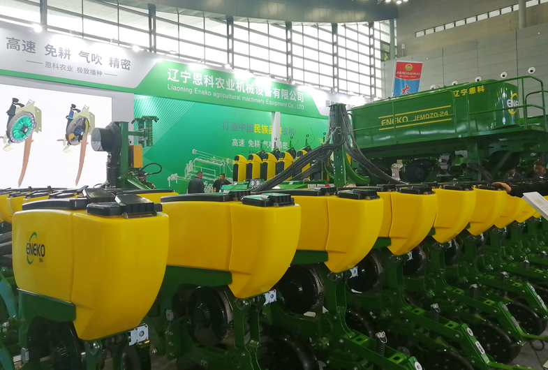 巴彦淖尔举办春季农机现场演示会——科技赋能春耕生产 农机“利器”助增收