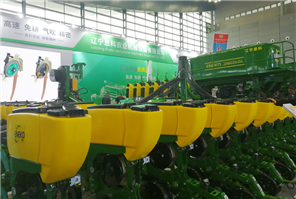 巴彦淖尔举办春季农机现场演示会——科技赋能春耕生产 农机“利器”助增收