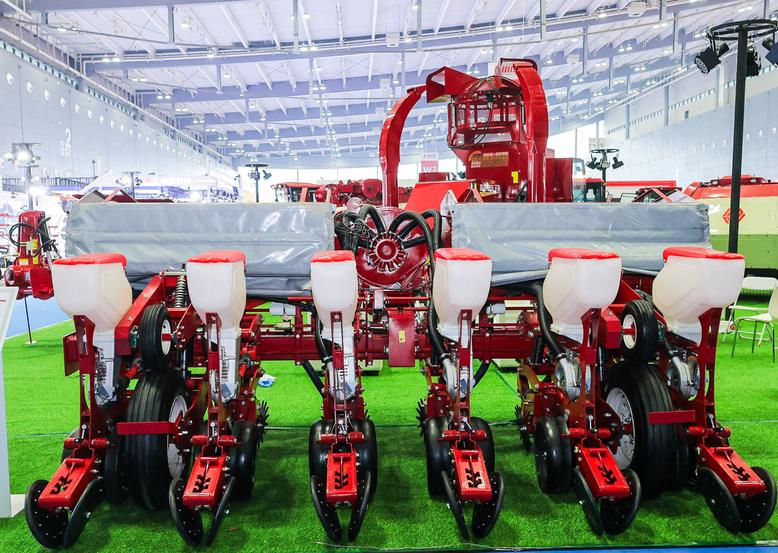 宝鸡举办春玉米机械化播种暨丘陵山地农机展 “田间日” 演示活动